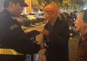 長(zhǎng)興島宗保治安巡邏，撿到手機(jī)，及時(shí)歸還失主