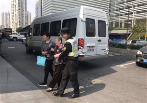 關(guān)愛老人，從我做起----陸家嘴城管隊員幫扶重陽節(jié)聚餐老人