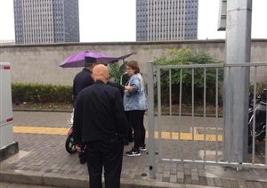 伸出援手，大愛無疆，宗保北蔡市容項目隊員救助暈倒女子