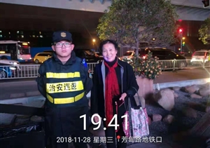 拾金不昧樹新風(fēng)系列報(bào)道 --洋涇輔警項(xiàng)目拾到手機(jī)交還失主