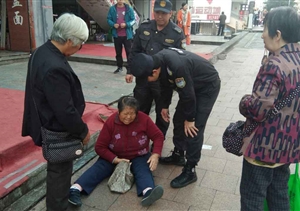 七旬老人摔倒，熱心特保伸援手 --惠南市容項(xiàng)目救助受傷老人