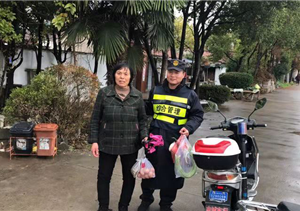迷路老人神情慌，宗保特保來(lái)幫忙 --長(zhǎng)興島項(xiàng)目將迷路老人送回家