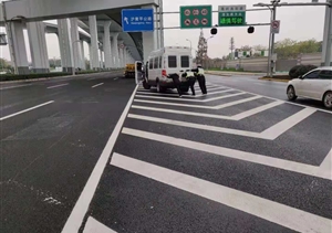 車輛拋錨堵交通，宗保特保來(lái)相助 --閔行輔警項(xiàng)目相助拋錨車輛