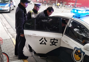 年邁老人迷路 特保熱心幫忙 --閔行交通輔警項目幫助迷路老人